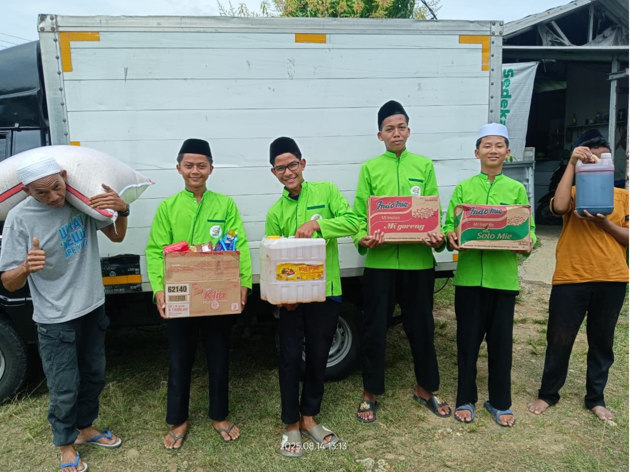 Penyaluran Kebutuhan Pokok untuk Yatim dan Dhuafa Penghafal Al-Qur’an di Pesantren Al Falah, Jonggol