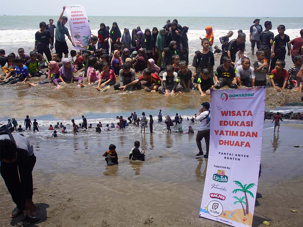 Wisata Edukasi Yatim dan Dhuafa di Pantai Anyer