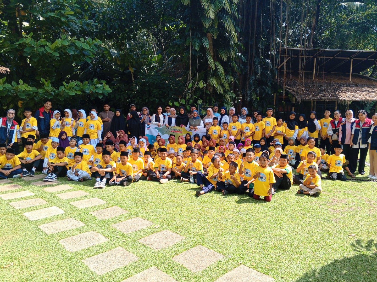 PT. Humpus Maritim Indonesia Seru-Seruan Mengeksplore Jakarta Escape Bersama Anak Yatim dan Dhuafa