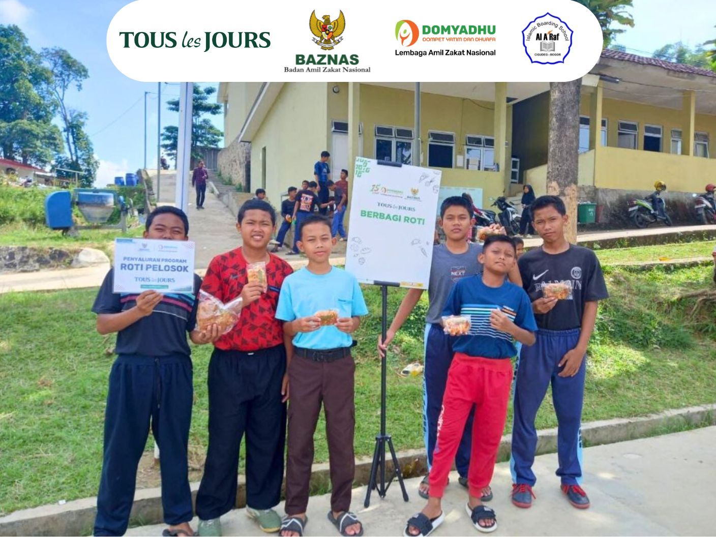 Penyaluran Program Sedekah Roti Tous Les Jours di Pondok Pesantren Al Araf